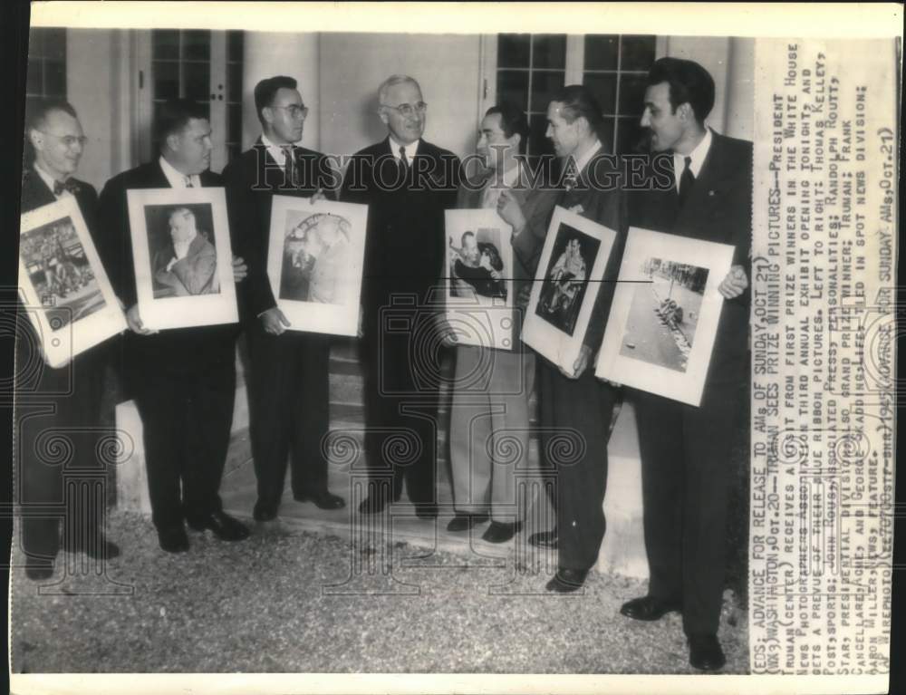 1945 Press Photo President Truman &amp; News Photographers Association winners in DC- Historic Images