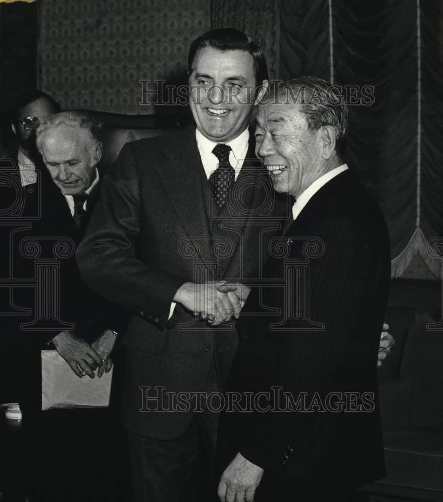 1977 Press Photo U.S. Vice President Mondale and Japanese Prime Minister Fukuda - Historic Images