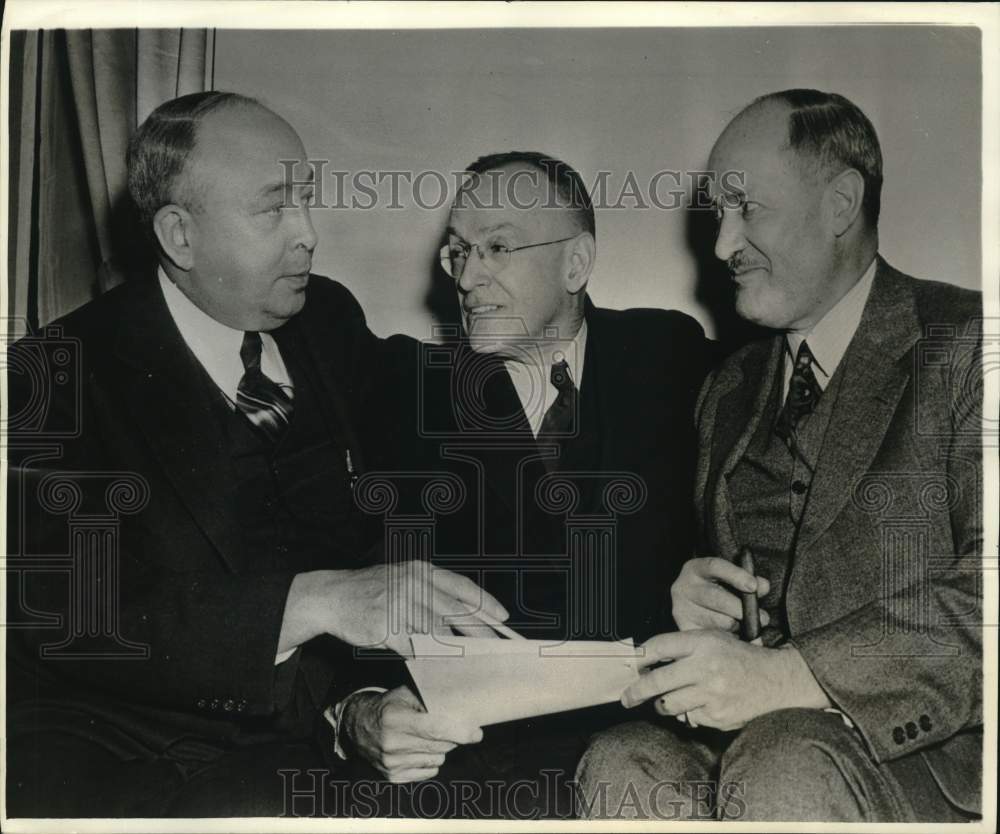 1941 Press Photo Walter D. Fuller with National Association of Manufacturers Men- Historic Images