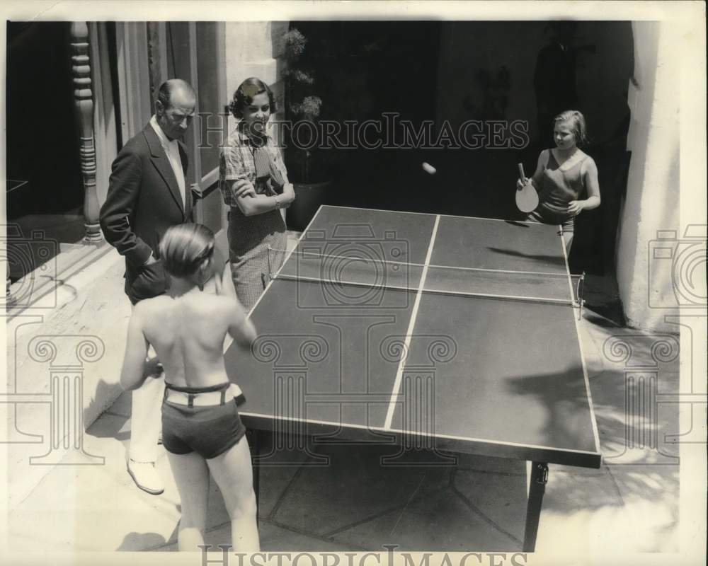 1934 Press Photo H.B. Warner with Children playing Ping Pong in Santa Barbara - Historic Images