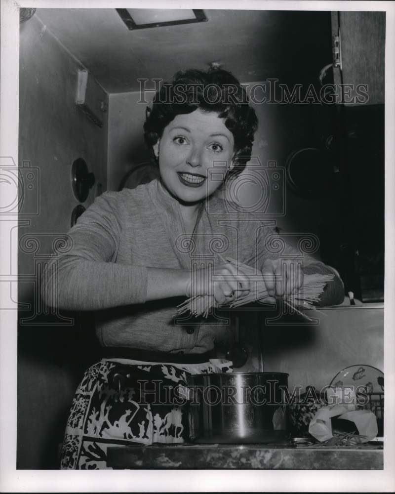 1955 Press Photo Actress Kathleen Maguire making pasta - pia07022- Historic Images