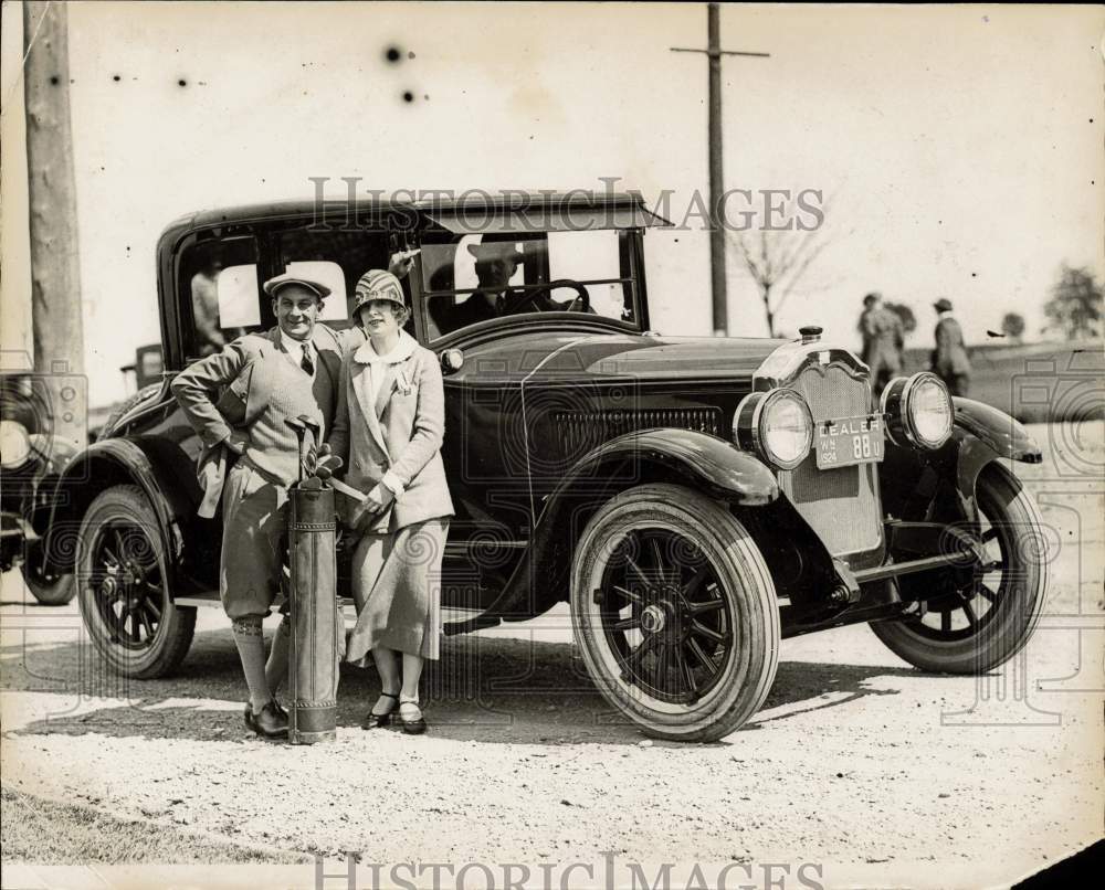 1924 Press Photo Comedian Leon Errol with golf bag & a woman - pia08377 - Historic Images