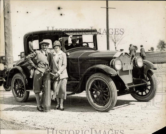 1924 Press Photo Comedian Leon Errol with golf bag & a woman - pia08377 - Historic Images