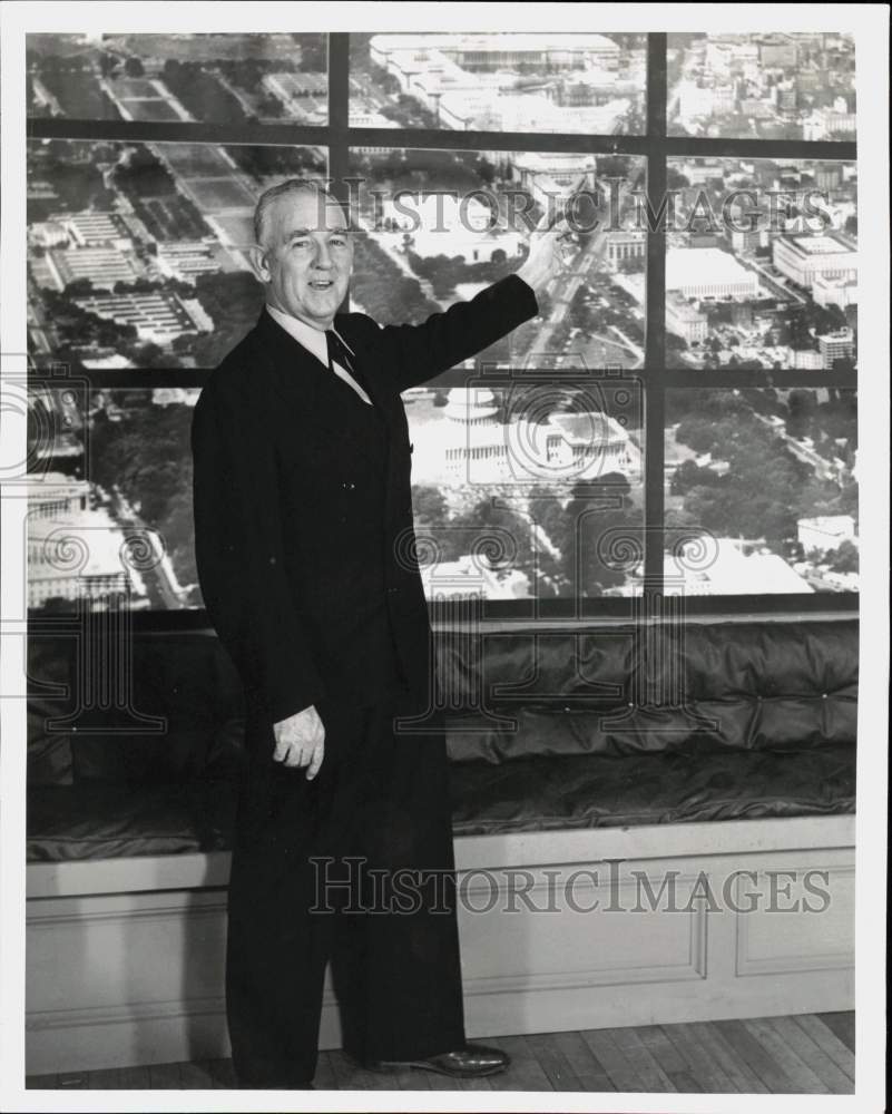 1953 Press Photo Reporter Bill Henry points to &quot;window on Washington&quot; on TV show - Historic Images