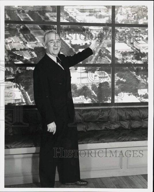 1953 Press Photo Reporter Bill Henry points to 