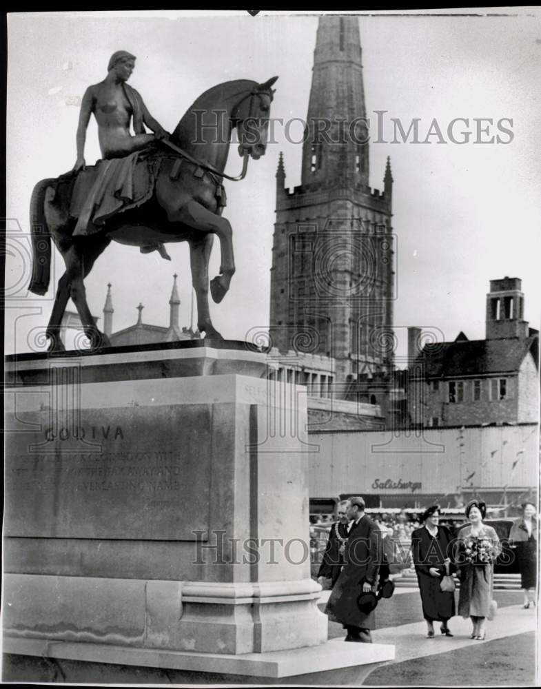 1951 Press Photo King George &amp; Queen Elizabeth at Lady Godiva statue in England - Historic Images