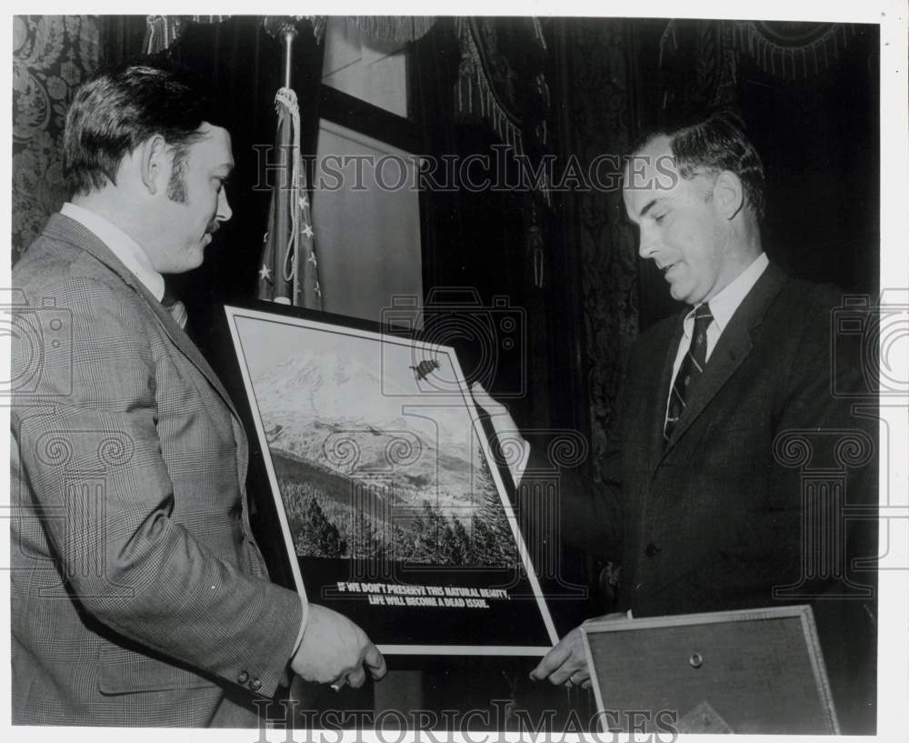 1970 Press Photo Larry Yeats gives Mt. Rainer poster to Governor Daniel Evans - Historic Images