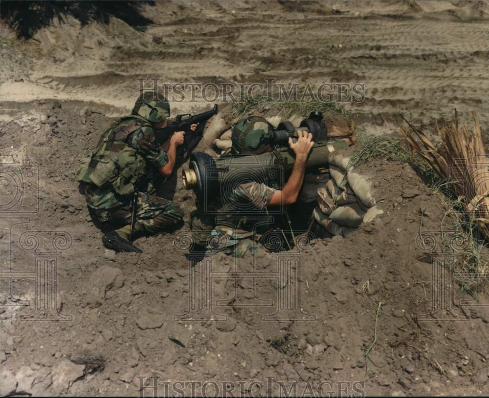 1990 Press Photo US soldiers with Dragon rocket - pim03072- Historic Images