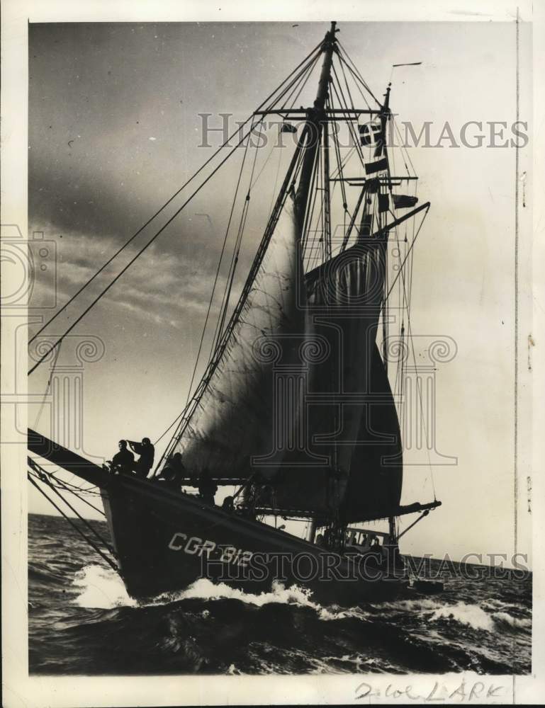 1943 Press Photo US Coast Guards aboard corsair fleet ship on the Atlantic Coast - Historic Images