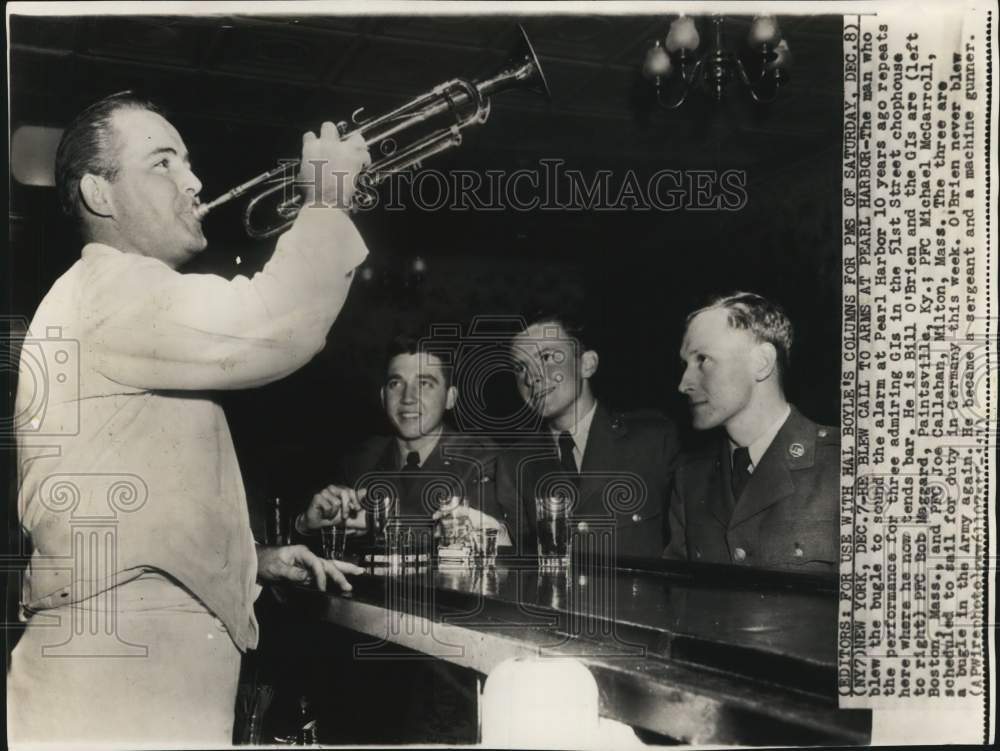 1951 Press Photo Bill O&#39;Brien reenacts sounding Pearl Harbor alarm to GIs in NY - Historic Images