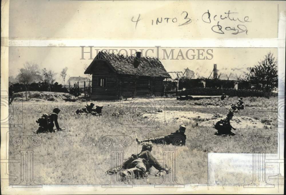 1941 Press Photo German troops advance toward Russian fort of Rogatschew, WWII - Historic Images