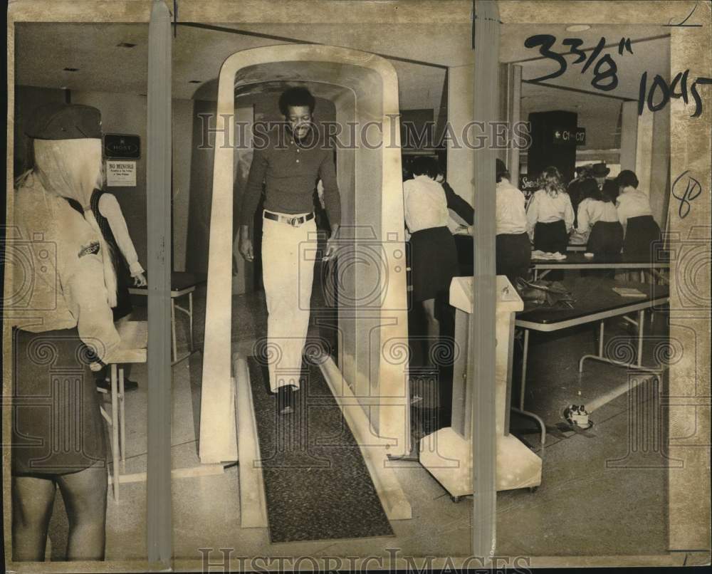 1973 Press Photo Passenger goes through security at Seattle-Tacoma Airport, WA- Historic Images