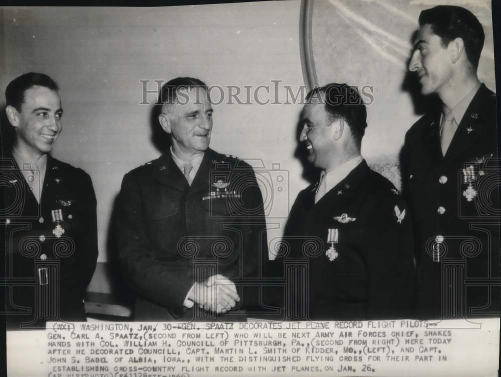 1946 Press Photo Carl Spaatz gives Flying Cross to Air Force pilots in DC - Historic Images