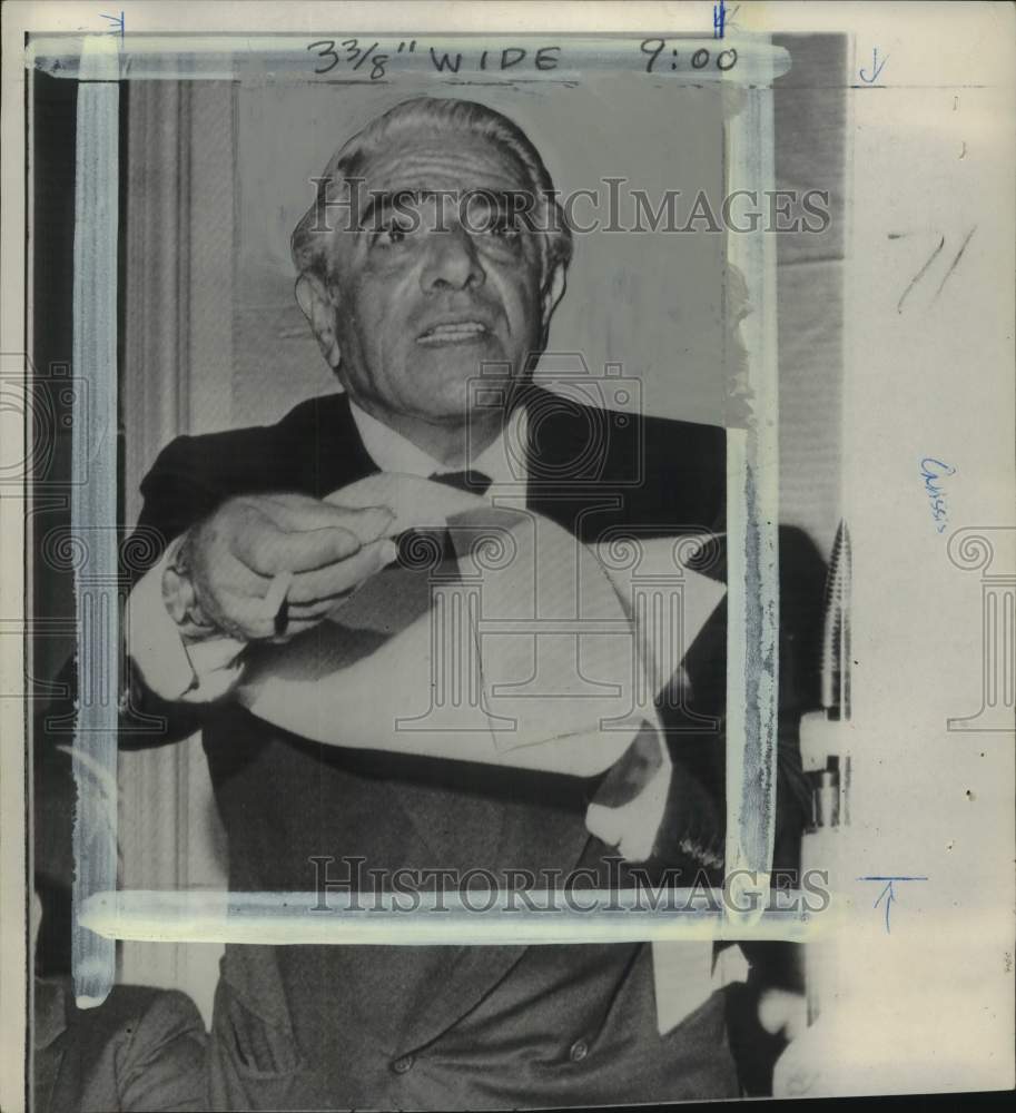 1968 Press Photo Greek Shipping Magnate Aristotle Onassis holds contract- Historic Images