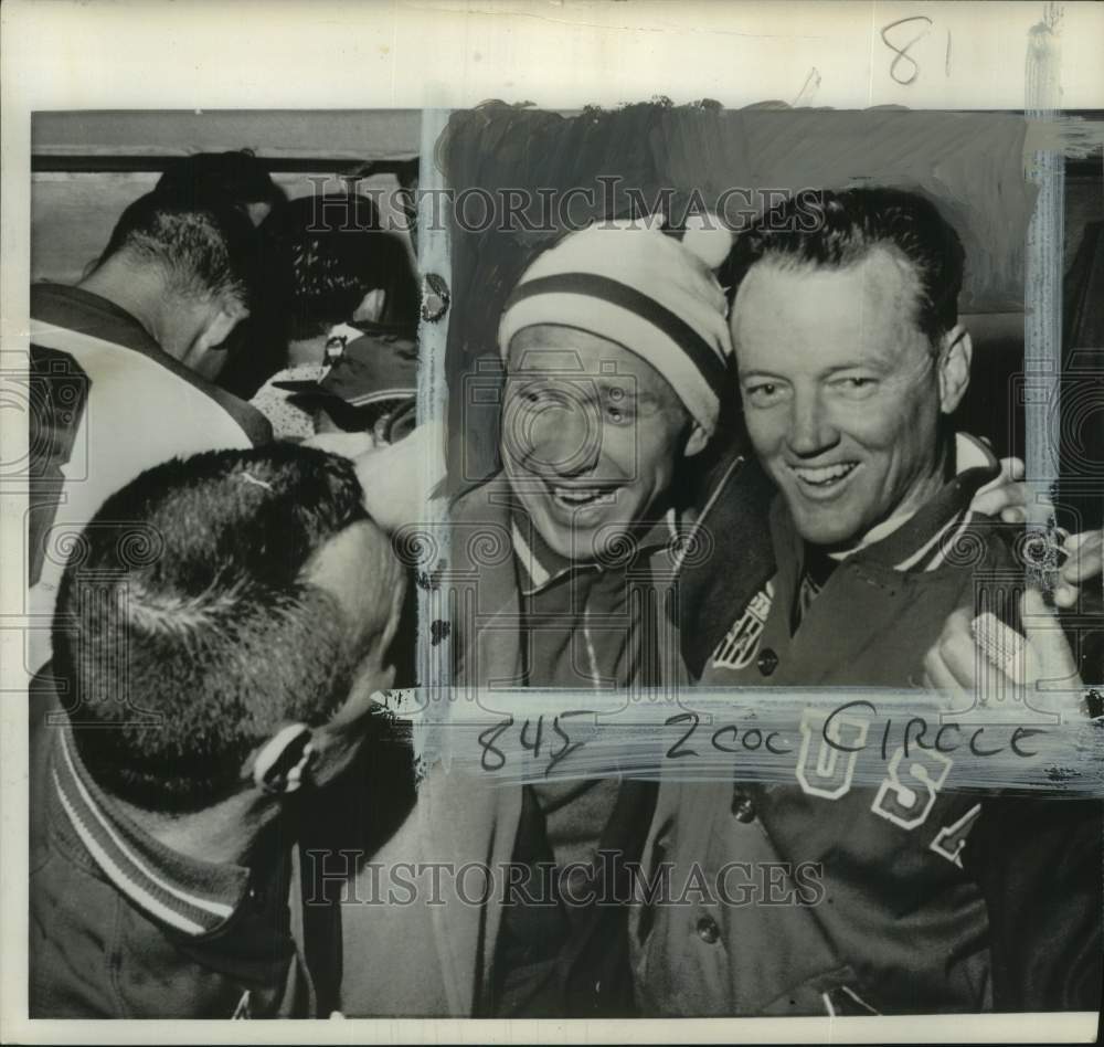 1960 Press Photo US coach Jack Riley &amp; player Nikolai Sologubov huddle with team - Historic Images