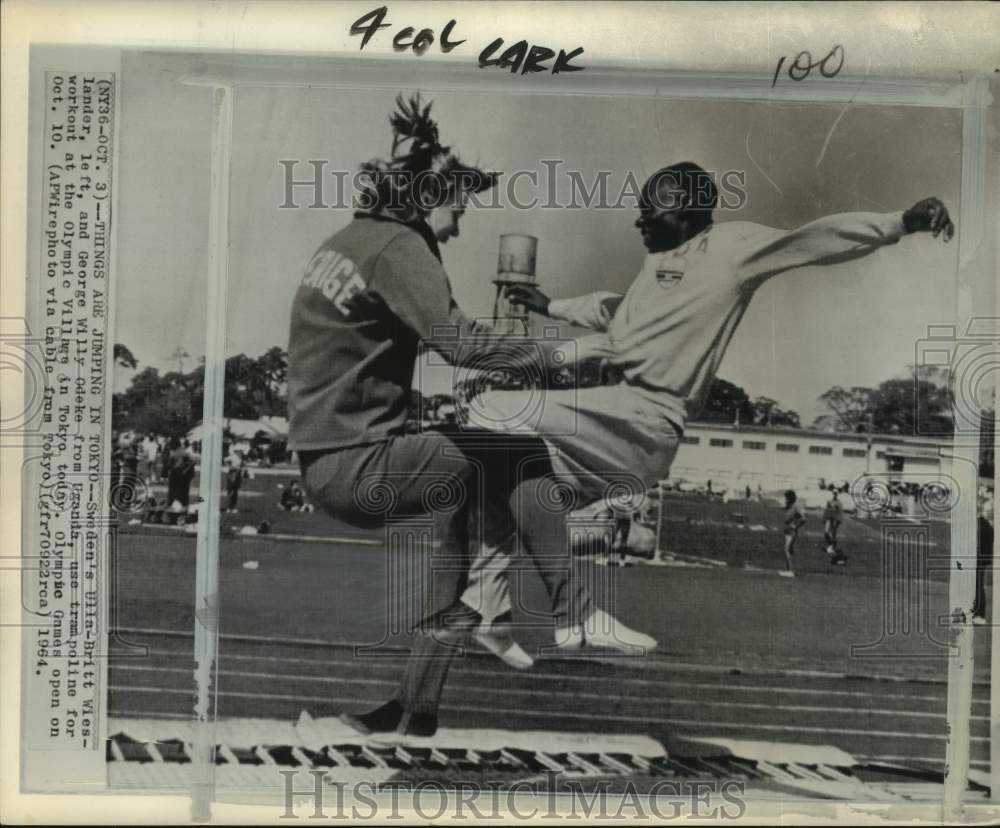 1964 Press Photo Sweden&#39;s Wieslander &amp; Uganda&#39;s Odeke workout together, Tokyo- Historic Images