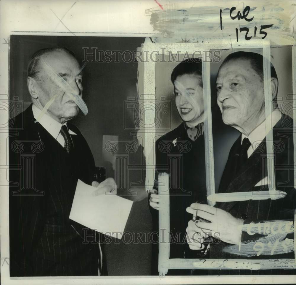 1962 Author Somerset Maugham & daughter  attended exhibition, London - Historic Images