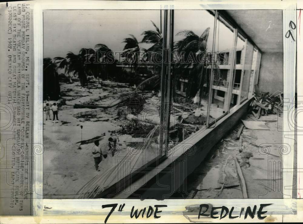 1967 Press Photo Rescue squad probes grounds of Cozumel Caribe hotel, Mexico - Historic Images