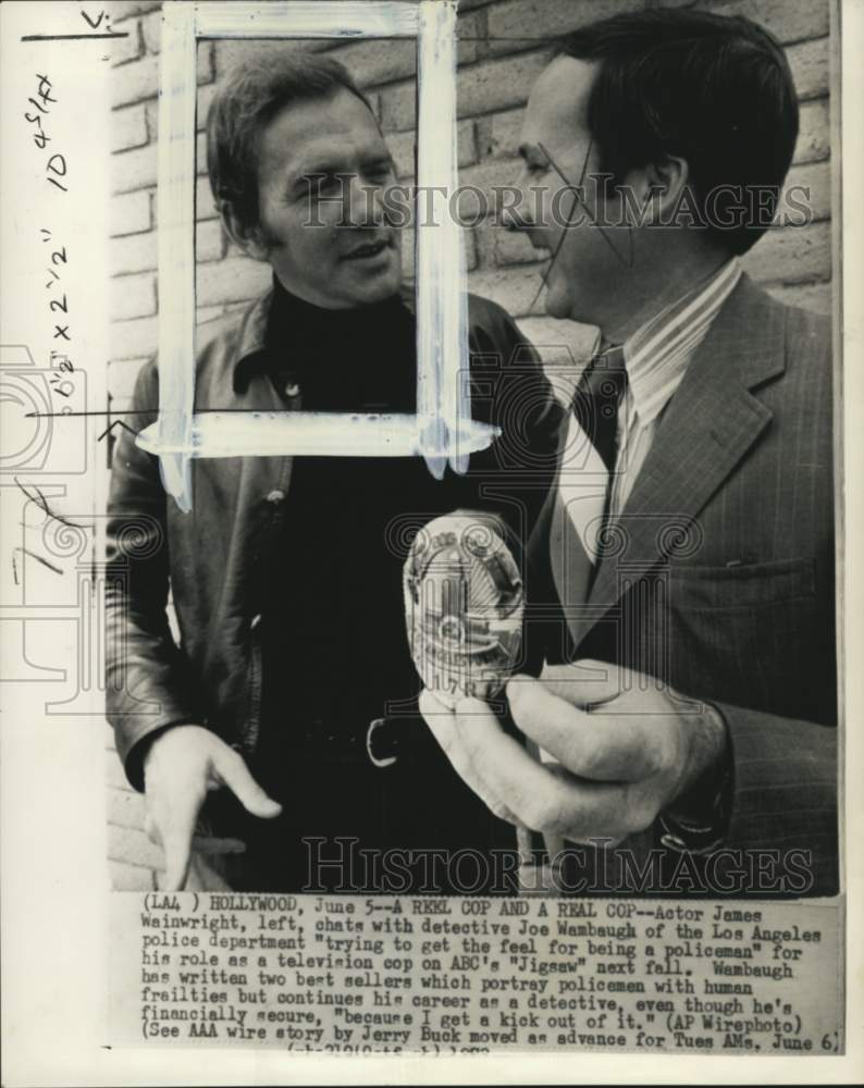 1972 Press Photo &quot;Jigsaw&quot; actor James Wainwright &amp; Detective Joe Wambaugh, CA - Historic Images