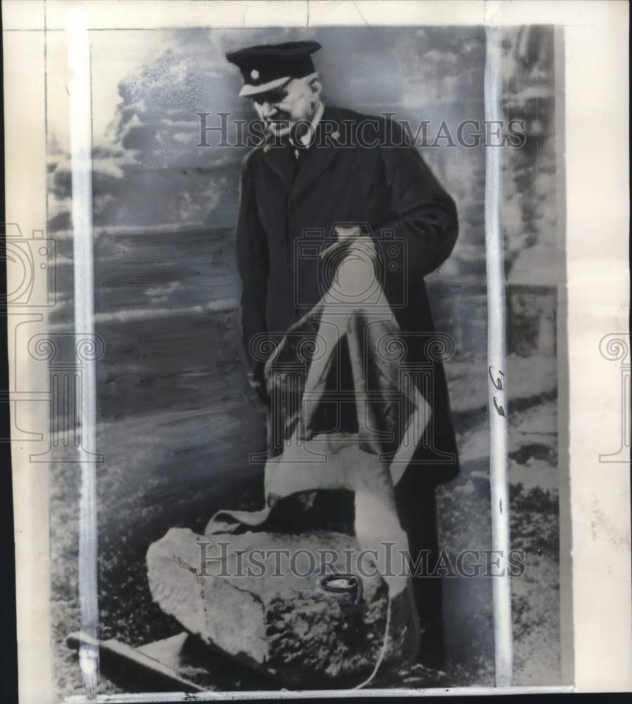 1951 Press Photo Custodian stands over copy of Stone of Scone in Scotland, UK- Historic Images