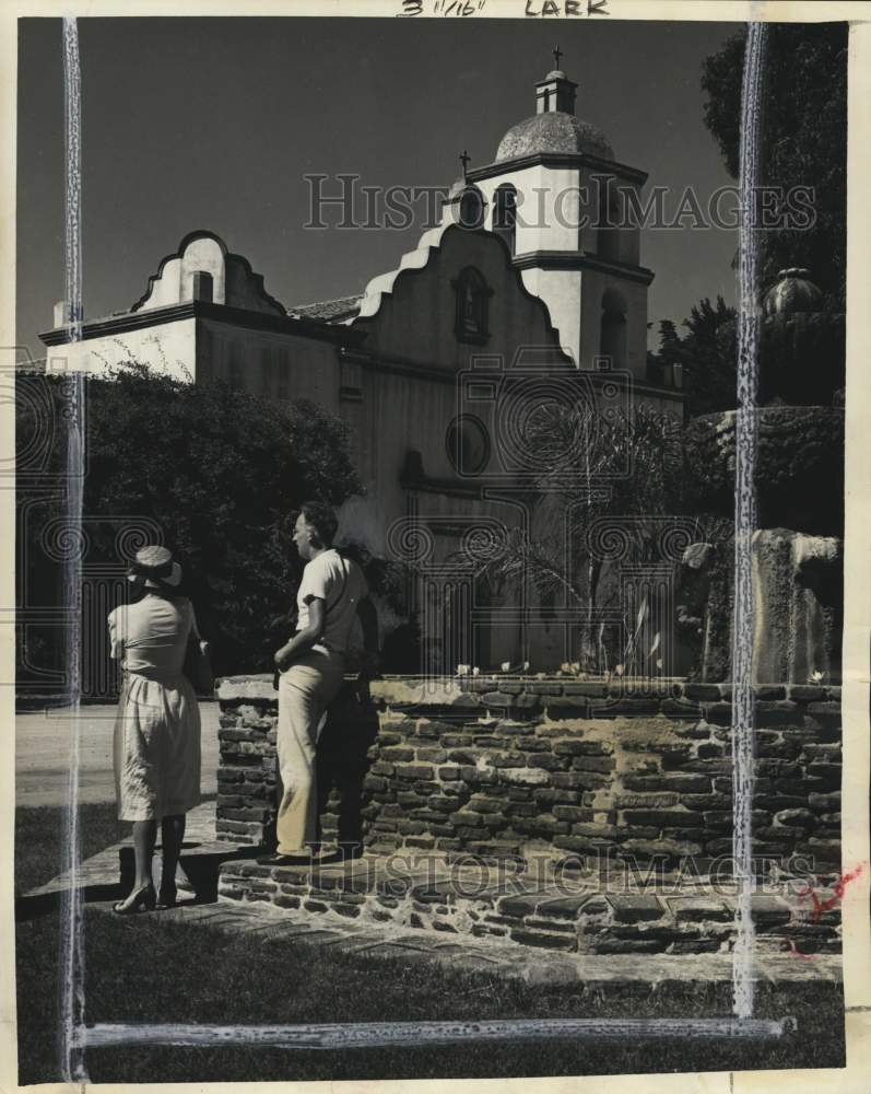 1953 Press Photo Tourists outside Mission San Luis Rey in San Diego, California - Historic Images