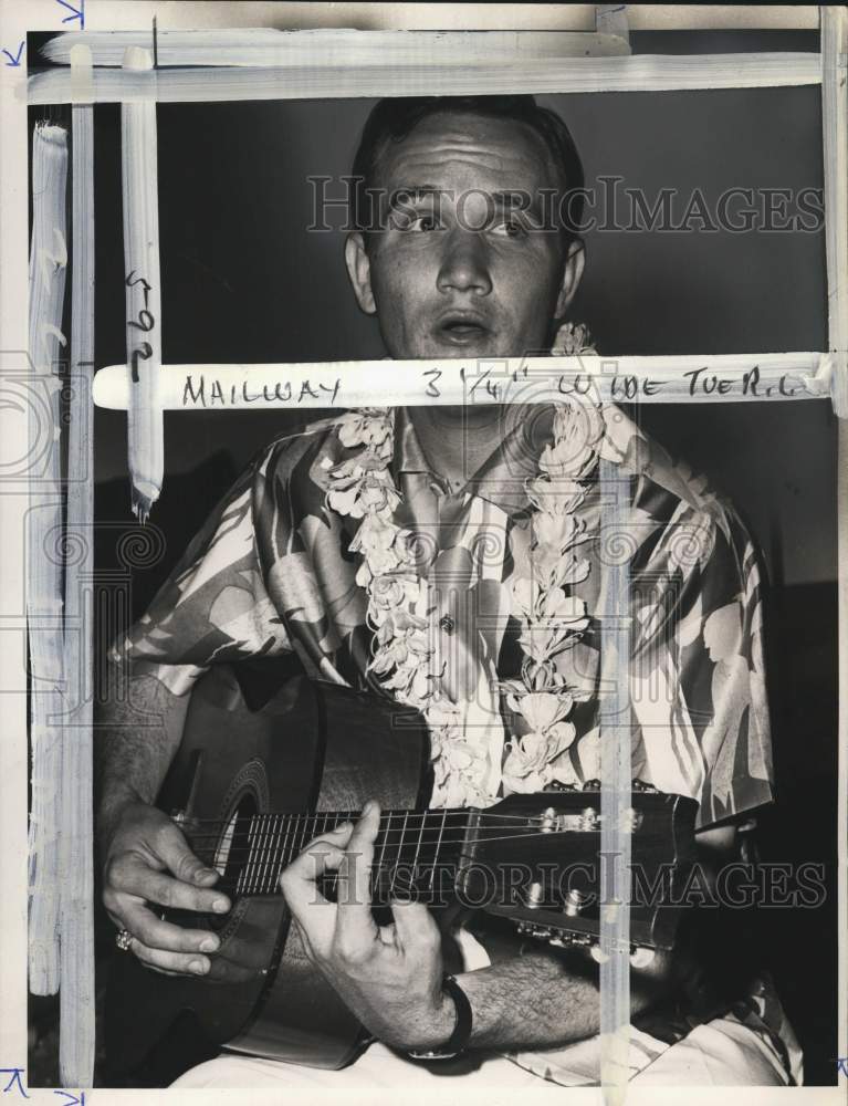 1965 Press Photo Roger Miller playing his guitar on the Andy Williams TV show- Historic Images