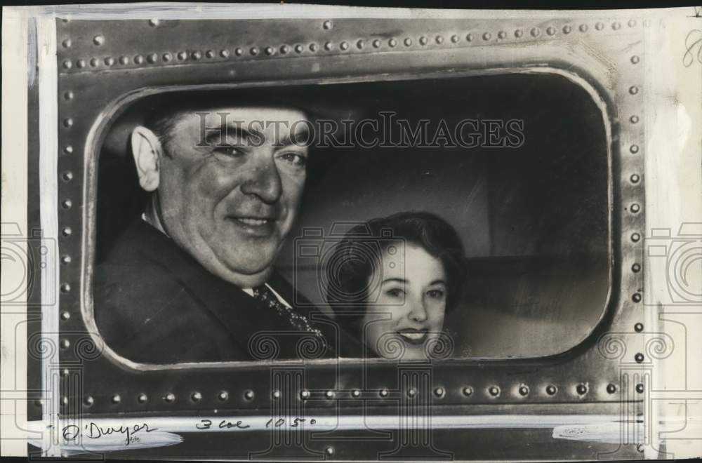 1949 Press Photo New York Mayor William O&#39;Dwyer with SLoan Simpson on plane - Historic Images