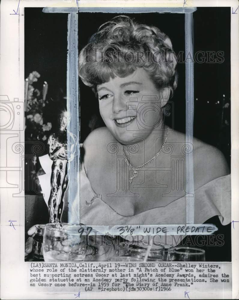 1966 Press Photo Shelley Winters with Academy Award Oscar statuette, California- Historic Images