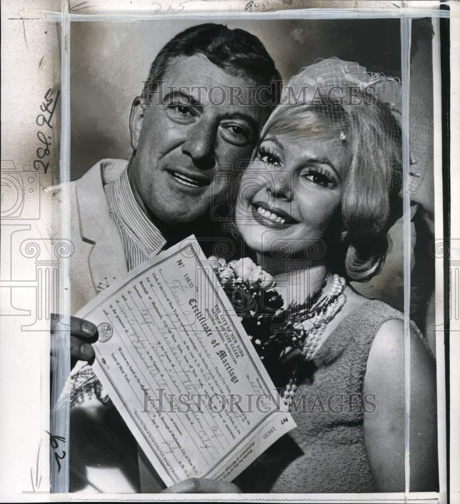 1963 Press Photo Greta Thyssen &amp; husband Ted Geunther with marriage license- Historic Images