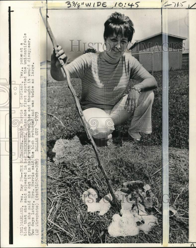 1973 Press Photo Marie Harris with large fungus growth in Garland, Texas - Historic Images