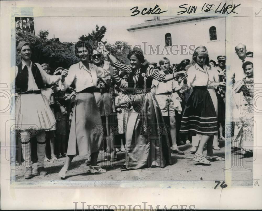 1952 Press Photo Queen Frederika dances with villagers in Mavromati, Greece - Historic Images