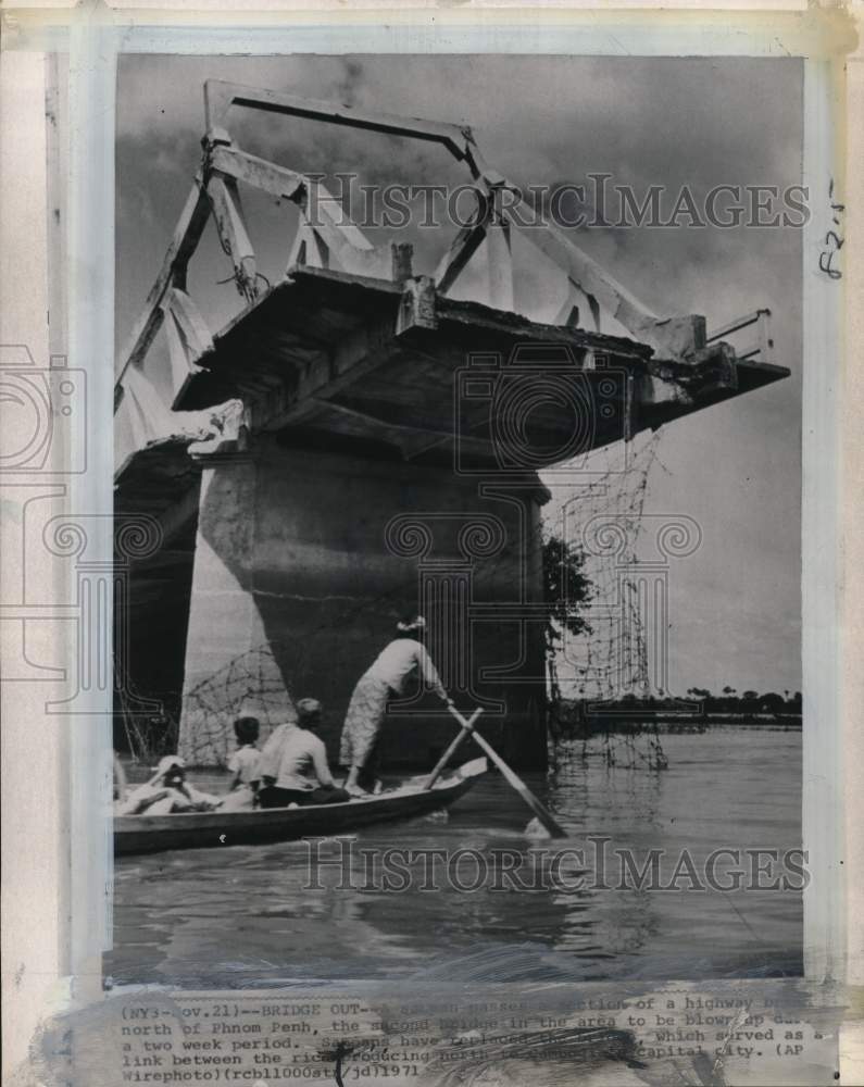 1971 Press Photo Sampan passes blown up bridge near Phnom Penh, Cambodia - Historic Images