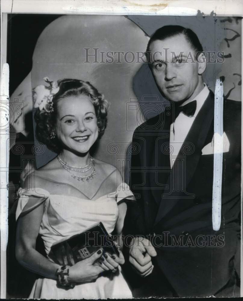 1949 Press Photo Ice skater Sonja Henie &amp; fiance Winthrop Gardiner Jr. in NY - Historic Images
