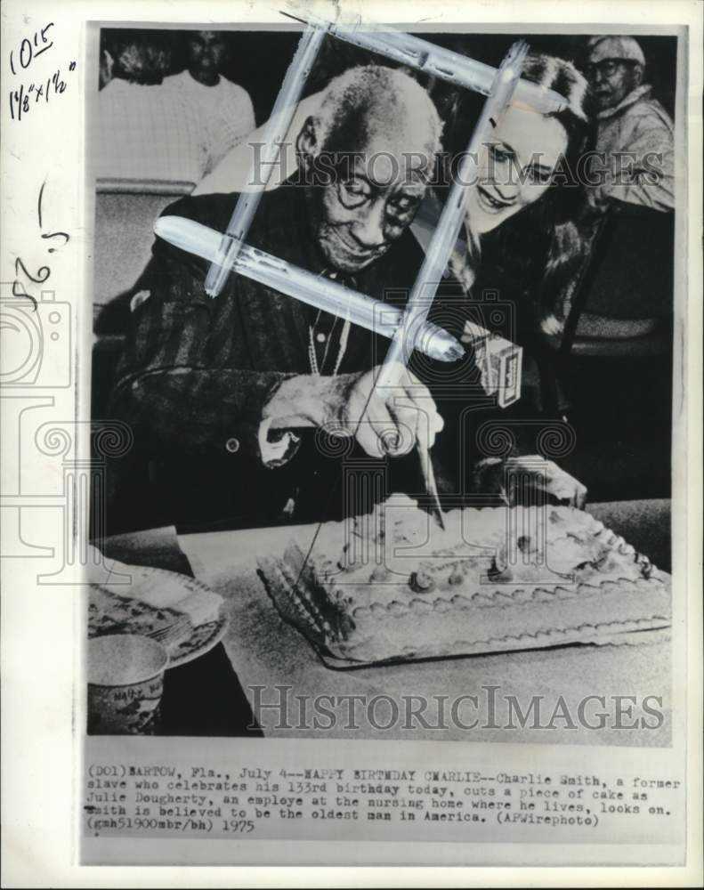 1975 Press Photo Charlie Smith during 133rd birthday with Julie Dougherty in FL- Historic Images