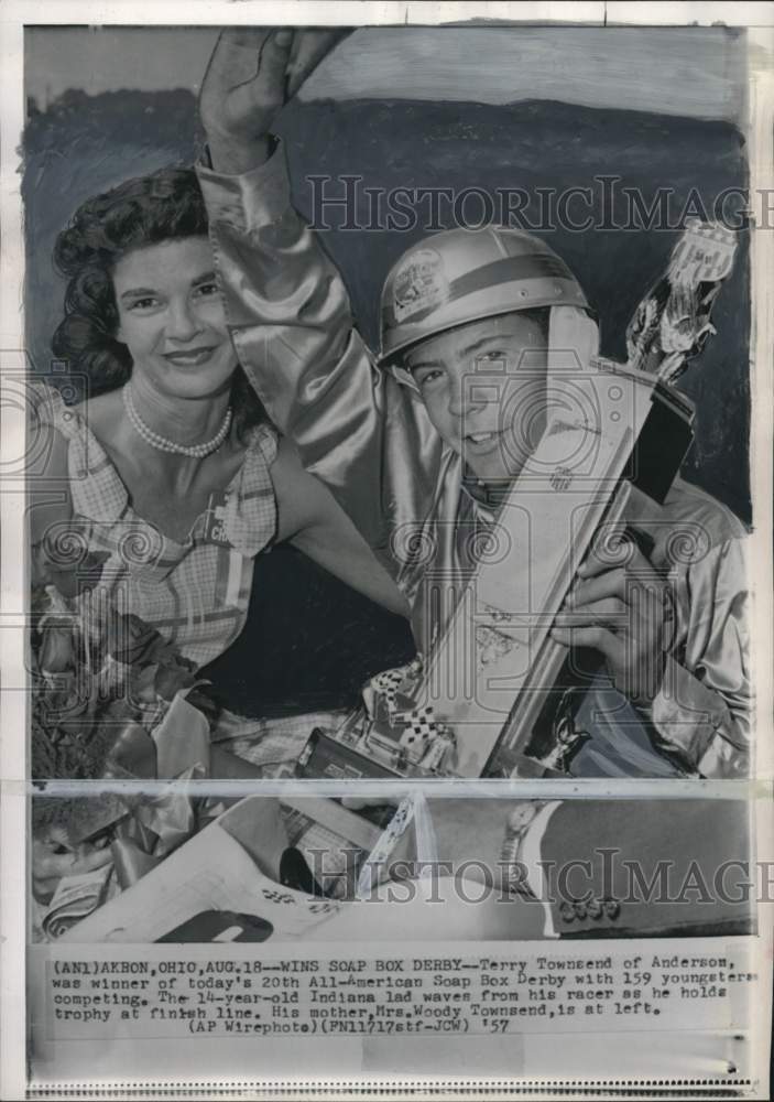 1957 Press Photo Mrs. Woody Townsend &amp; son Terry with Soap Box Derby trophy - Historic Images