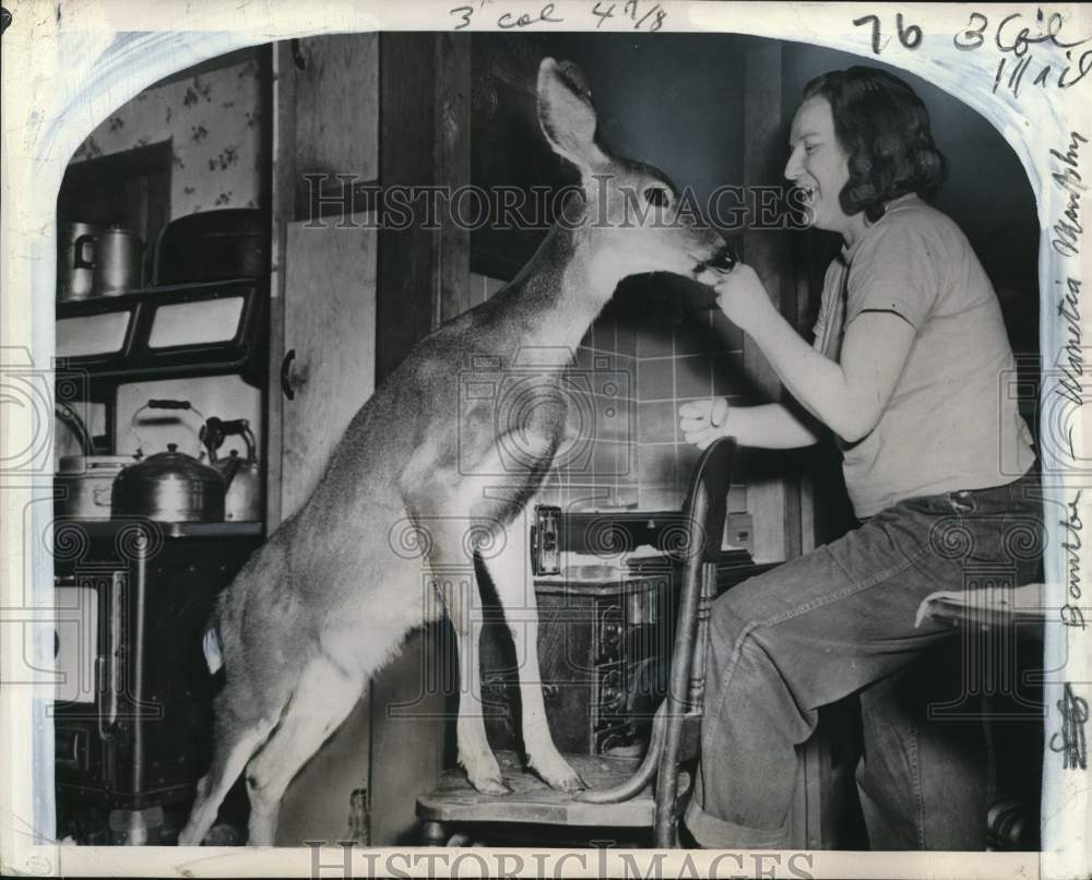 1949 Press Photo Wanetia Murphy with deer &quot;Tootsie&quot; at a valley in Washington - Historic Images