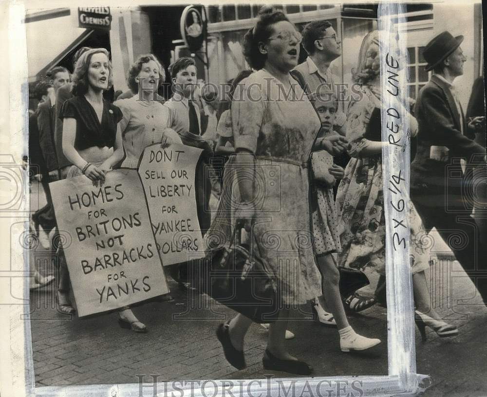 1949 Press Photo Women Communists protesting U.S. soldiers in England. - Historic Images