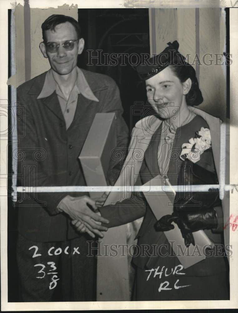 1946 Press Photo George Gilbert &amp; bride arrive in after elopement in Seattle, WA - Historic Images