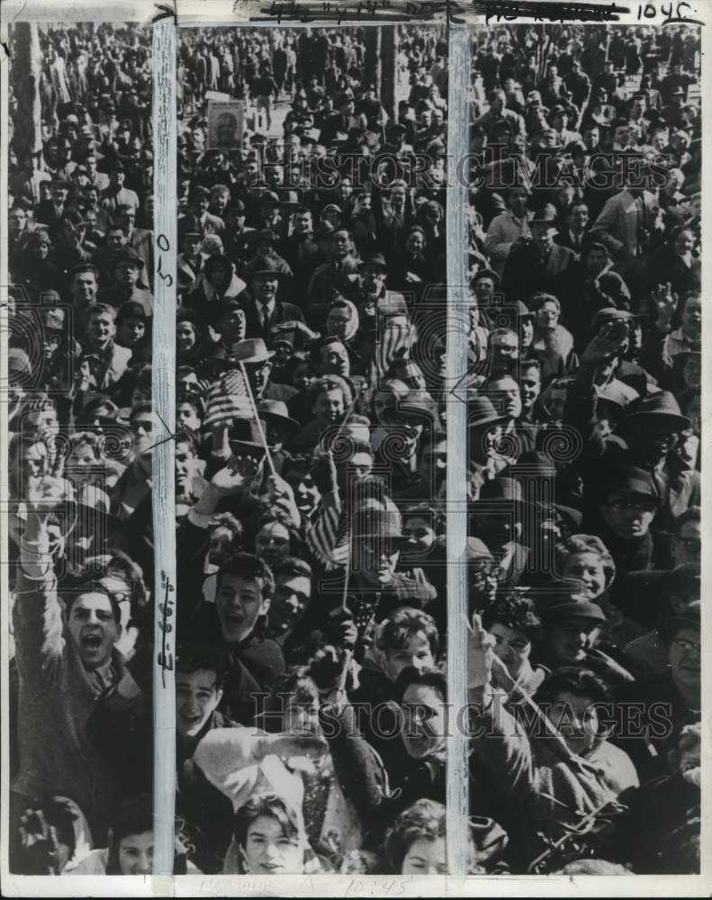 1966 Press Photo Crowd of Americans waving United States flags - pio26246 - Historic Images