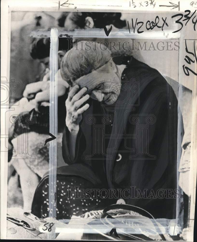 1961 Press Photo Old woman refugee before moving to the west of Berlin, Germany- Historic Images