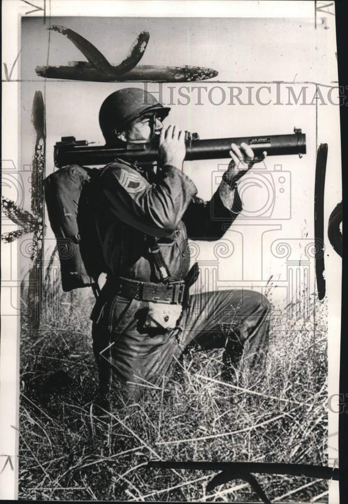 1961 Press Photo Soldier demonstrates an XM-72 anti-tank rocket grenade - Historic Images