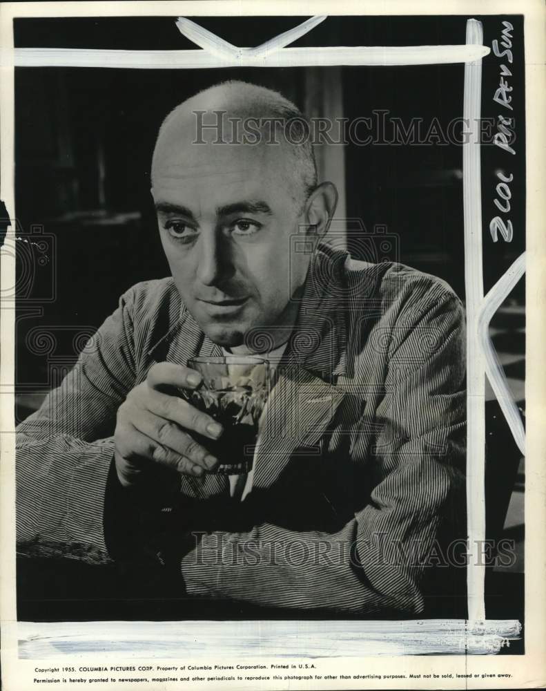 1955 Press Photo Actor Alec Guinness in "The Prisoner" - pio28640- Historic Images