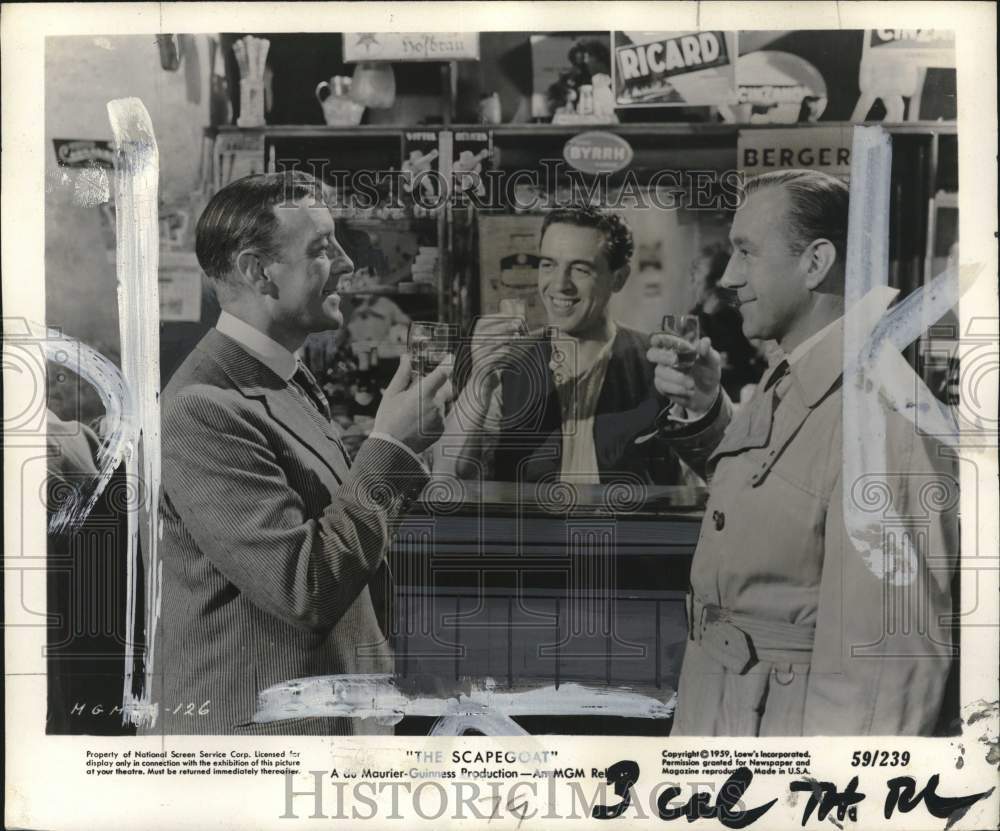 1959 Press Photo Actor Alec Guinness &amp; co-star in &quot;The Scapegoat&quot; - pio28708 - Historic Images