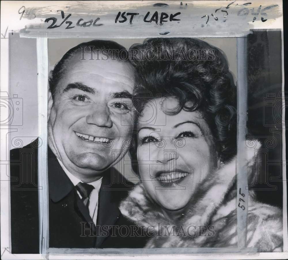 1964 Press Photo Actor Ernest Borgnine with fiancee singer Ethel Merman - Historic Images