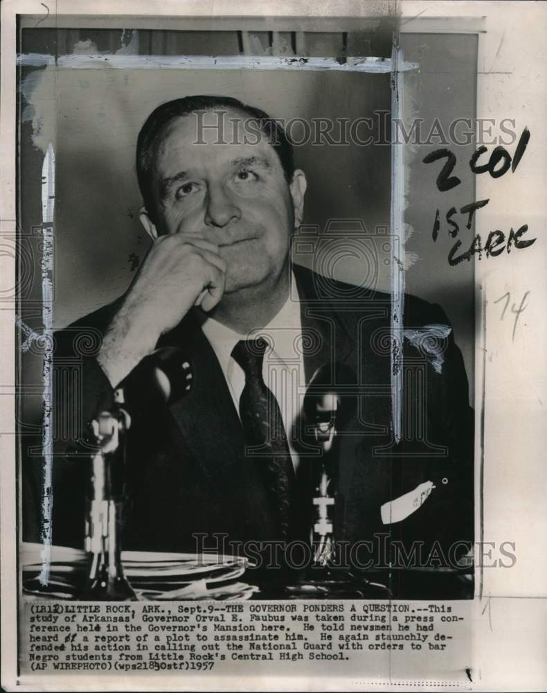 1957 Press Photo Governor Orval Faubus at assassination news conference in AR - Historic Images