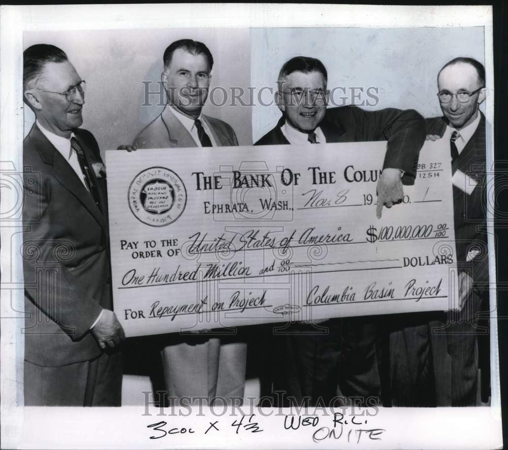 1954 Press Photo Officials hold Columbia Basin project mock check in Oregon- Historic Images