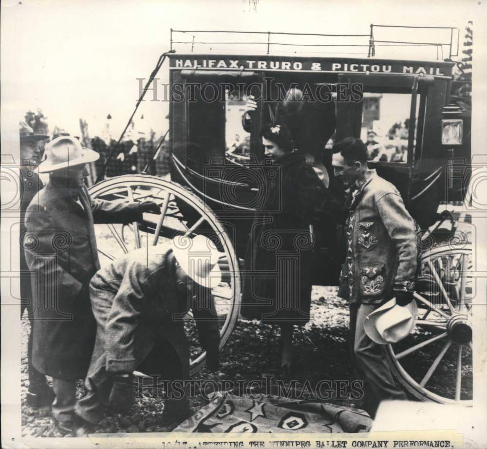 1951 Press Photo Princess Elizabeth gets off a stagecoach in Calgary, Canada - Historic Images