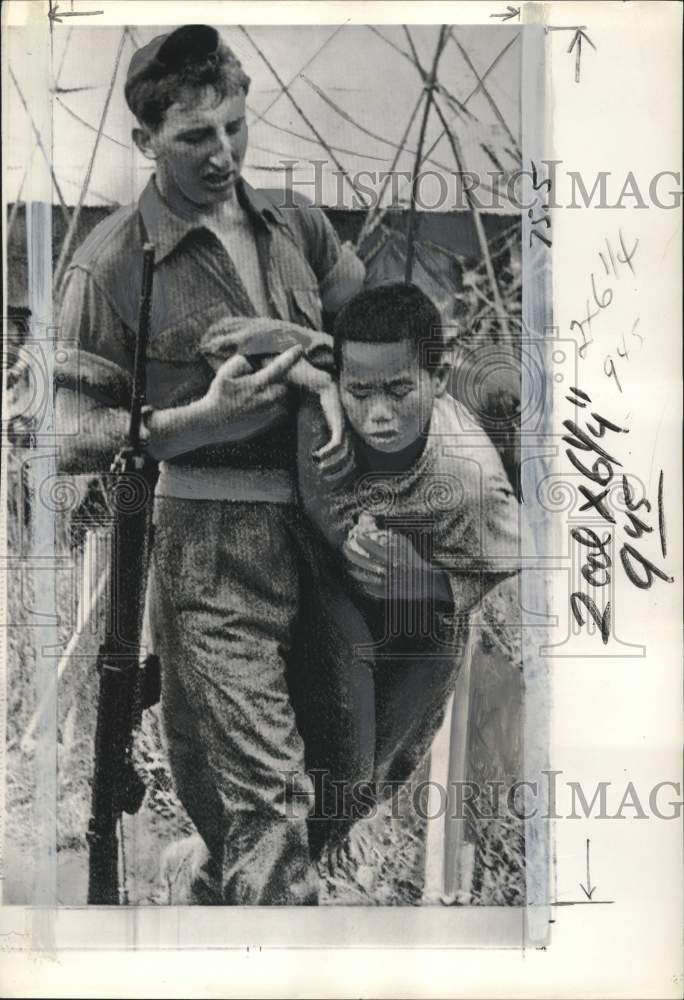 1962 Press Photo British soldier and Chinese refugee in Hong Kong - pio32782- Historic Images