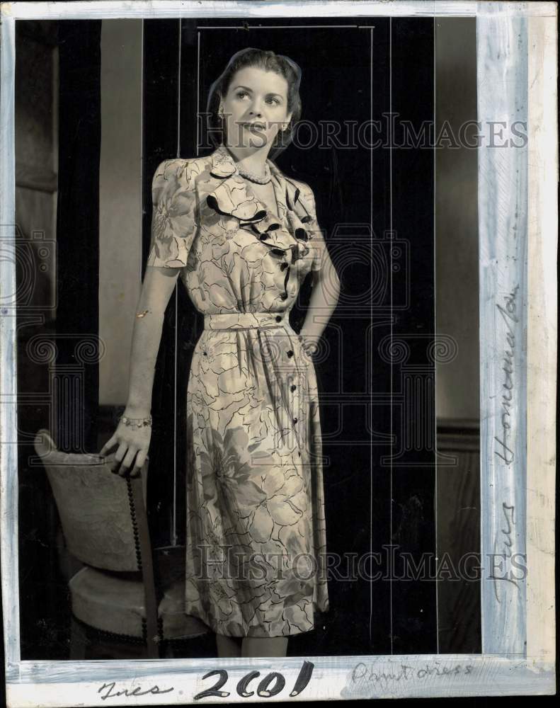 Press Photo Woman models dress - pio37011 - Historic Images