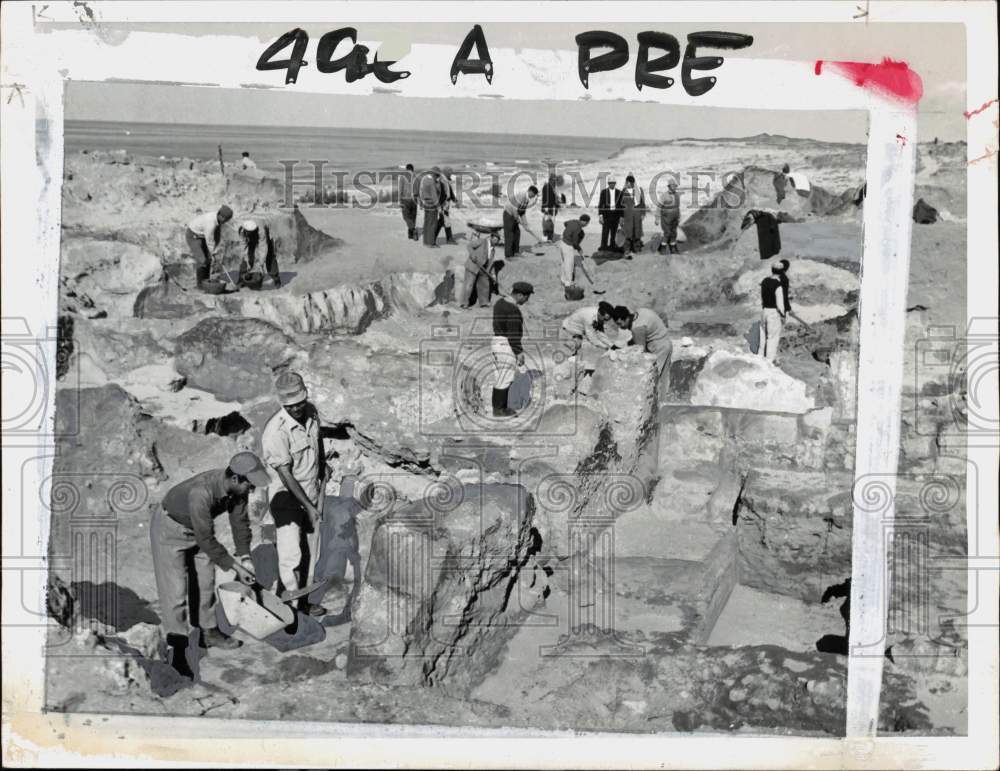 1957 Press Photo Diggers Unearth Relics at Ancient Village of Ashdod, Israel - Historic Images